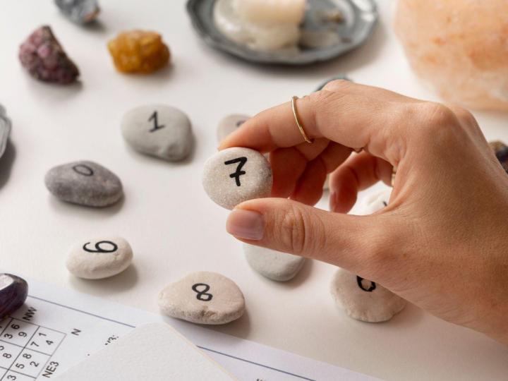 Dans l'intimité de notre cabinet, plongez dans l'univers fascinant de la numérologie pour ouvrir les portes de la connaissance de soi.